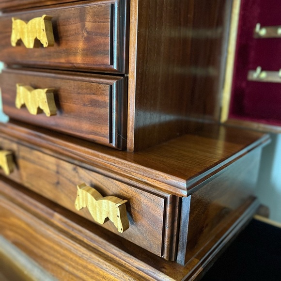 🐎Rare Vintage Large Solid Oak
Hand Carved Horse Lovers
Dream Jewlery Armoire - Picture 5 of 11